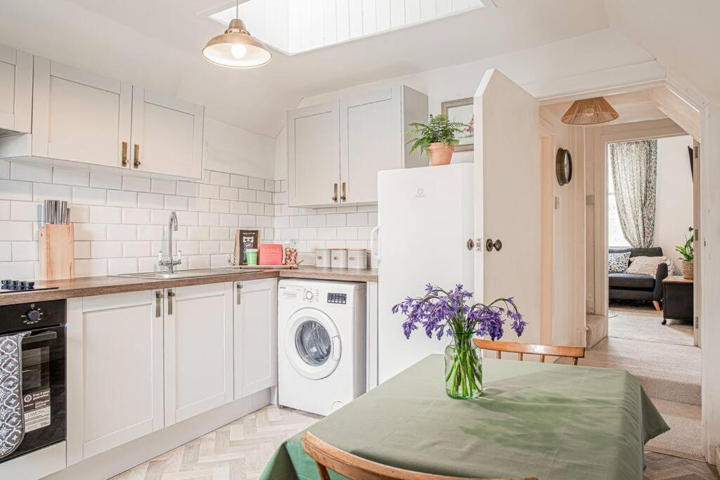 Light And Central Apartment Above Knead Bakery Tetbury Exterior foto