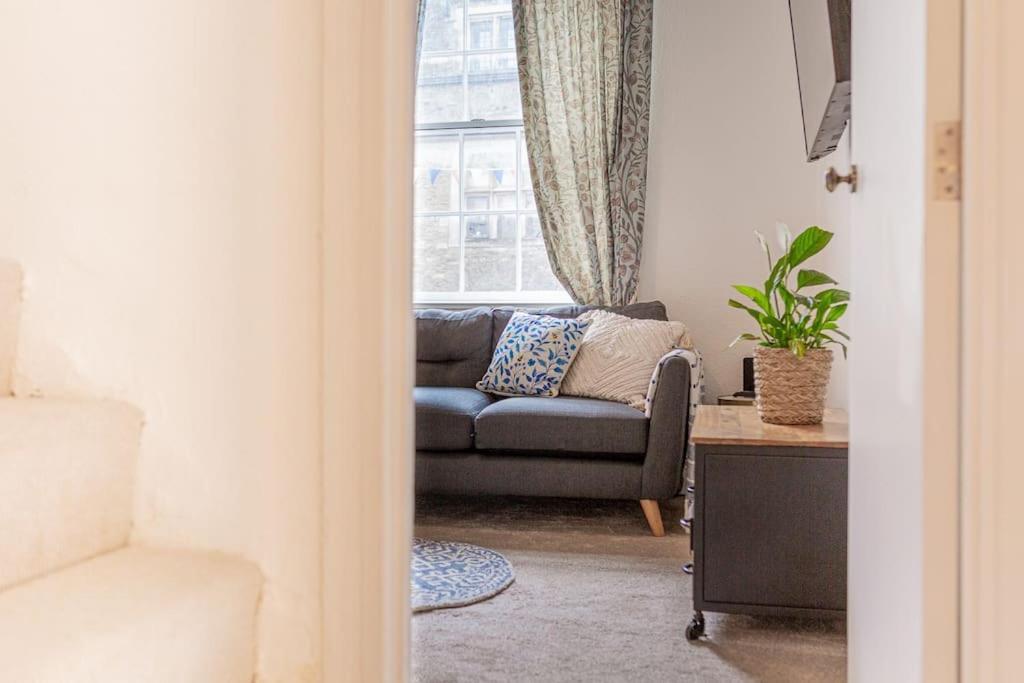 Light And Central Apartment Above Knead Bakery Tetbury Exterior foto