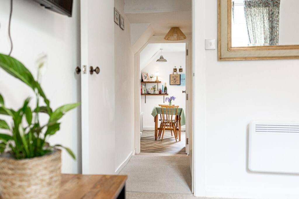Light And Central Apartment Above Knead Bakery Tetbury Exterior foto