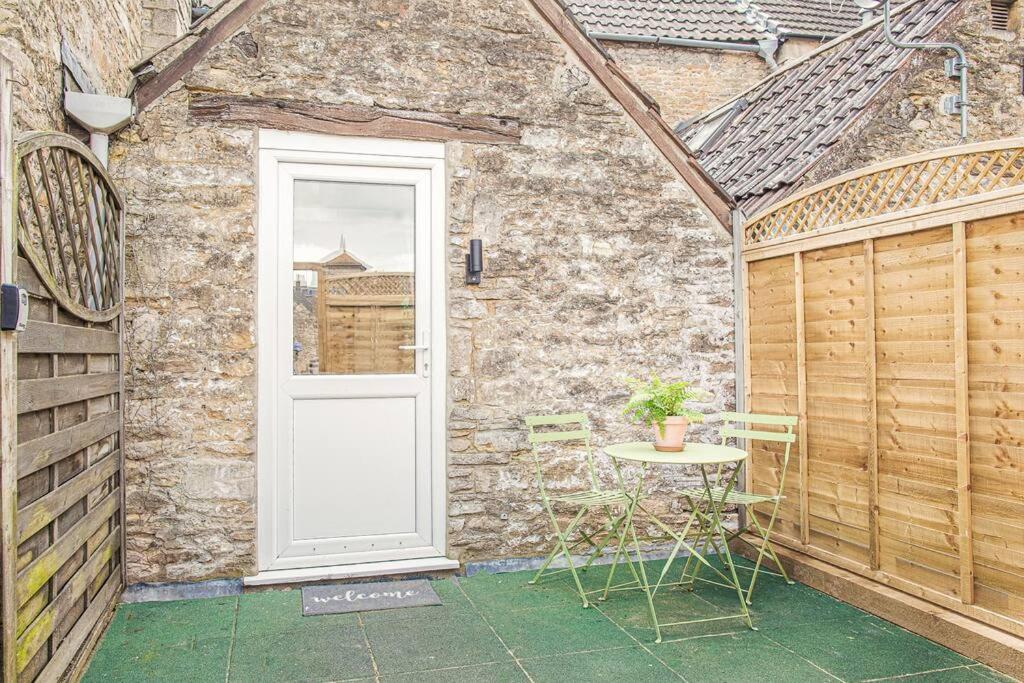 Light And Central Apartment Above Knead Bakery Tetbury Exterior foto