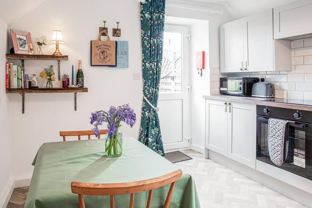 Light And Central Apartment Above Knead Bakery Tetbury Exterior foto